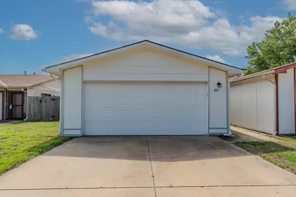 207 S Westview Dr, Derby, KS 67037
