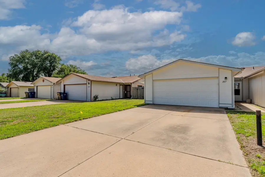 207 S Westview Dr, Derby, KS 67037 - #2