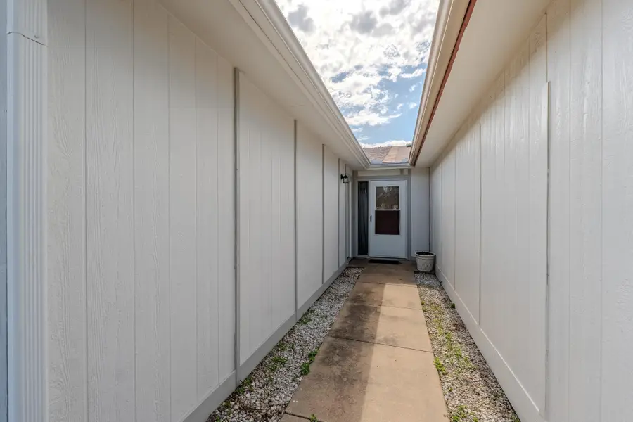 207 S Westview Dr, Derby, KS 67037 - #3