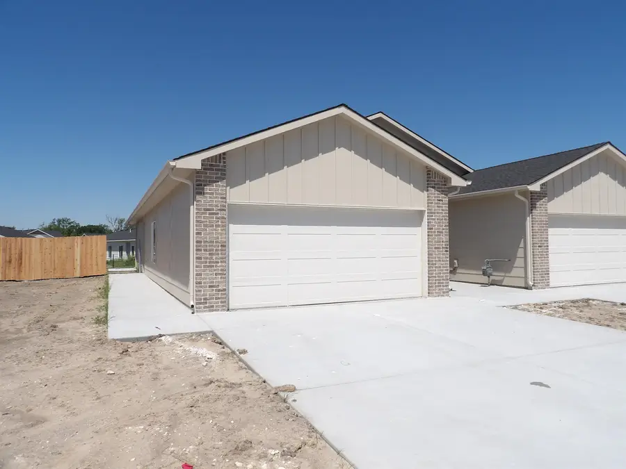 917 S Fox Ridge St, Newton, KS 67114 - #2