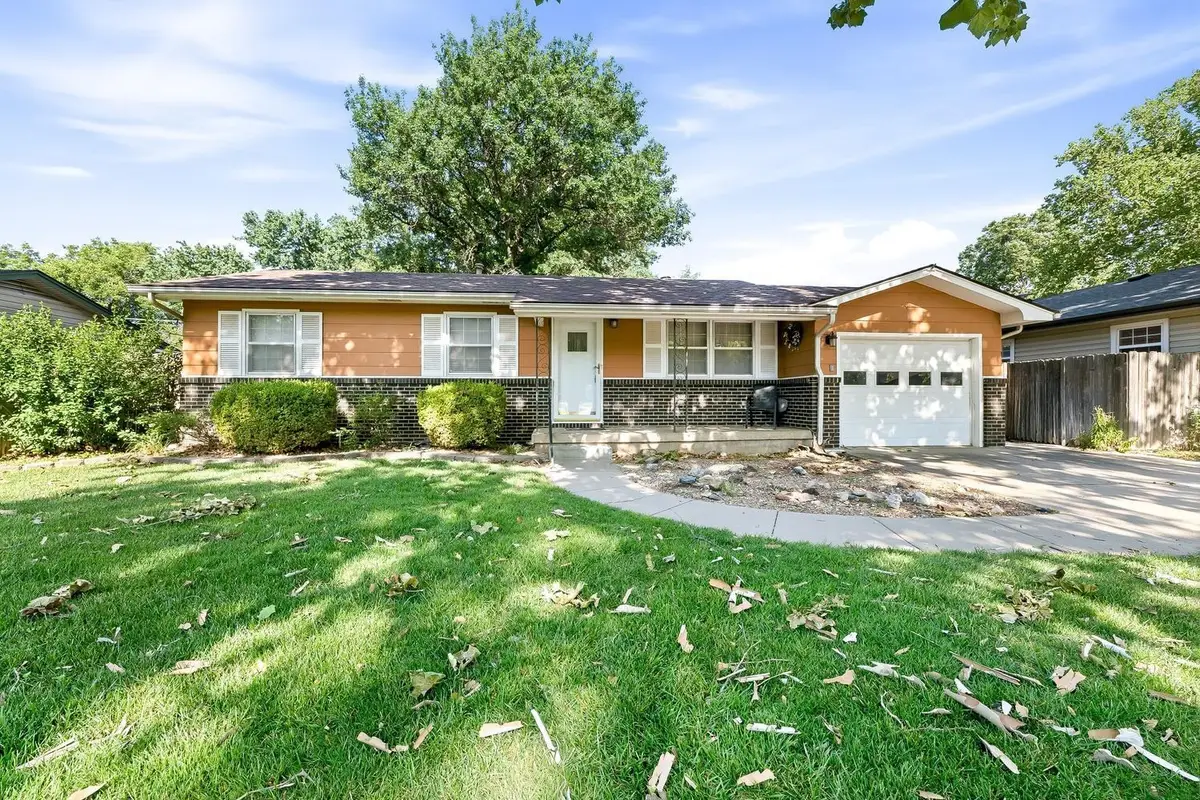 1209 N Sunset Dr, Mulvane, KS 67110 - #1