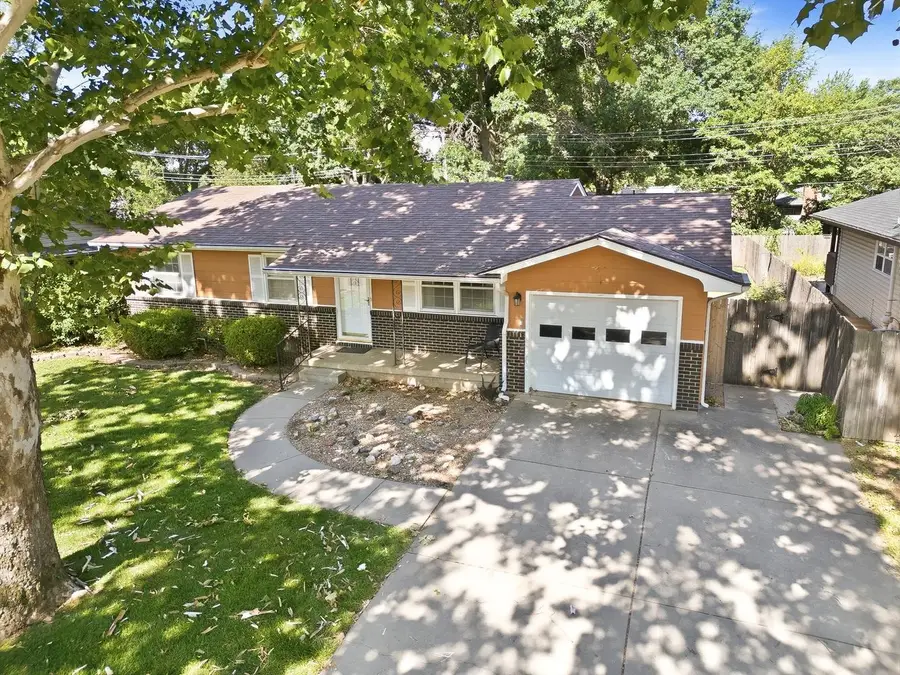 1209 N Sunset Dr, Mulvane, KS 67110 - #2
