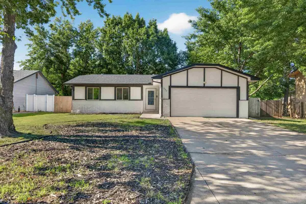 207 E North Point Dr, Derby, KS 67037
