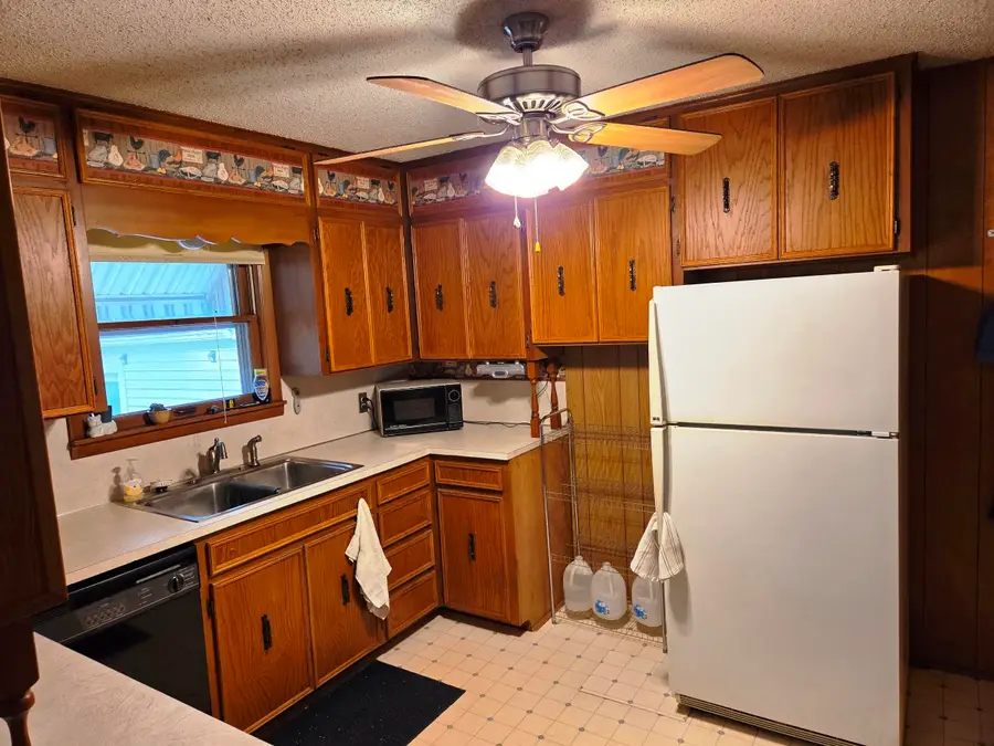 317 E 8th St, Newton, KS 67114 - #3