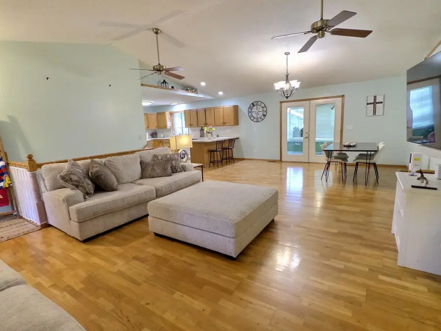 215 E Prather St, Mulvane, KS 67110 - #3