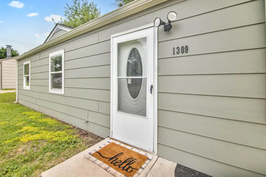 1309 E Charleston Dr, Park City, KS 67219 - #2