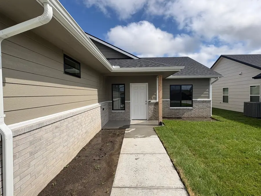 8980 E Forbes Cir, Bel Aire, KS 67226 - #2