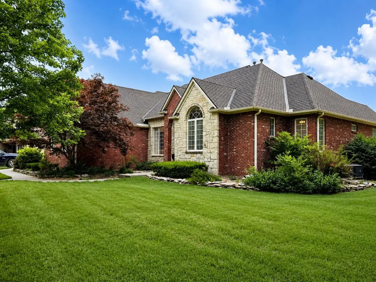 2534 Briarwood, Hutchinson, KS 67502 - #1