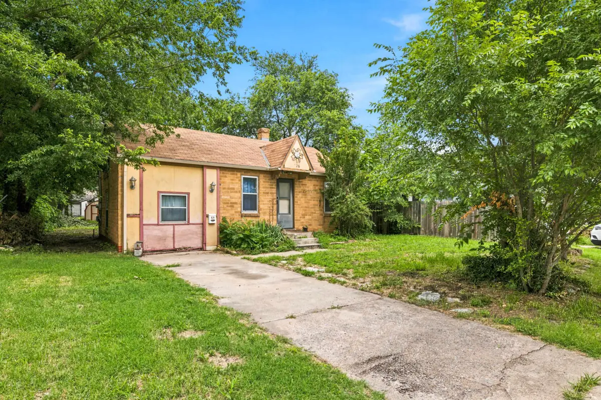 828 W Irving Ave, Wichita, KS 67213 - #1