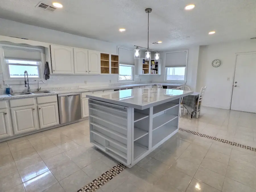 196 E 50th St S, Wellington, KS 67152 - #3