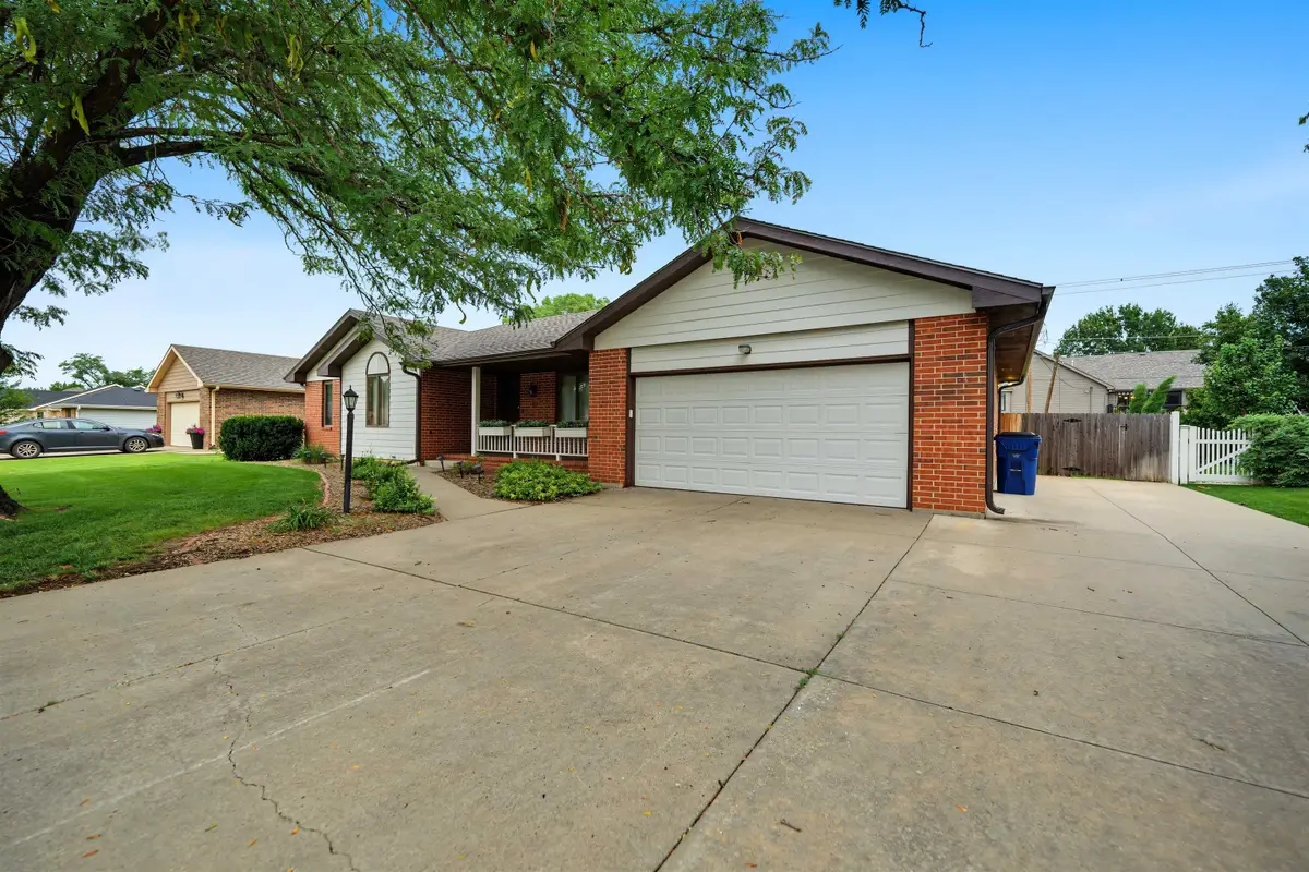 325 Seitz Dr, Salina, KS 67401 - #1