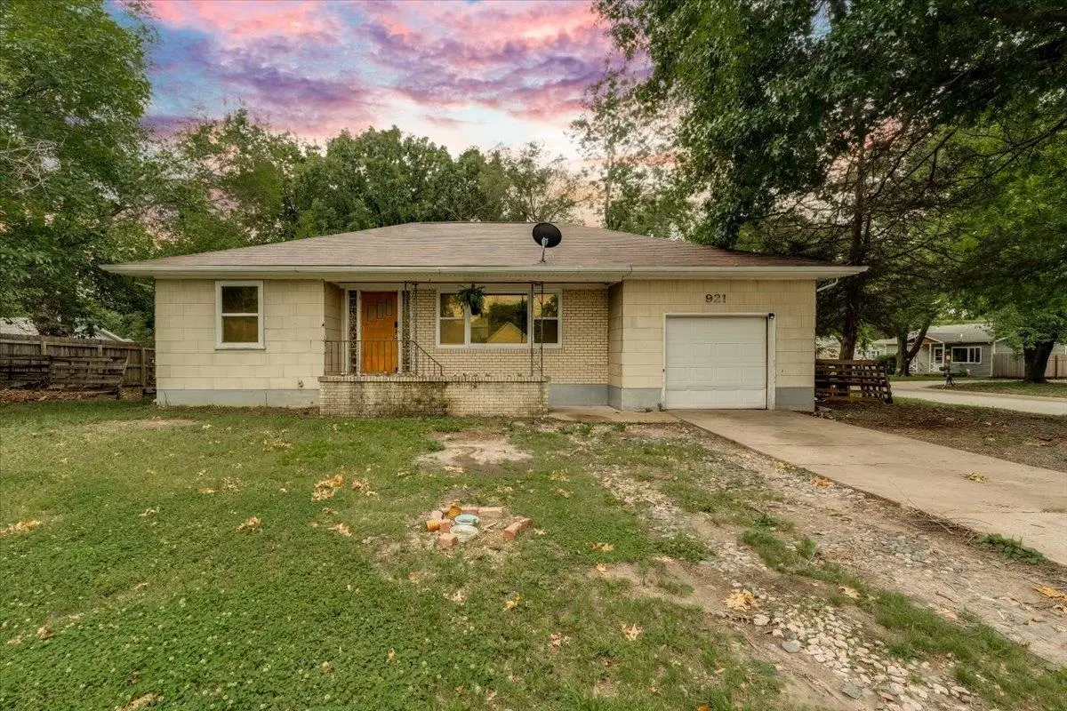 921 W 5th, Newton, KS 67114 - #1