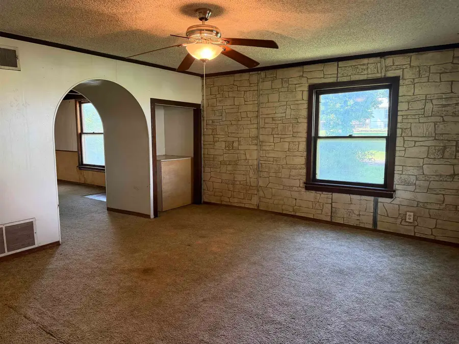 521 N Mulberry St, Eureka, KS 67045 - #3