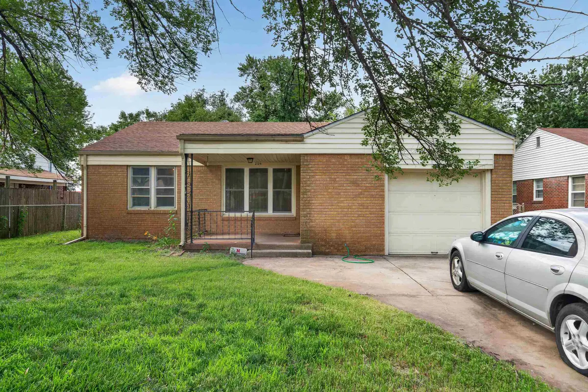 209 W Hunter, Haysville, KS 67060 - #1
