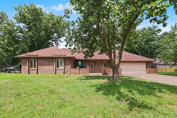 701 N Oak Forest Ln, Derby, KS 67037-2119