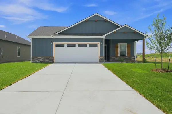 1558 N Emerald Valley Dr, Mulvane, KS 67110