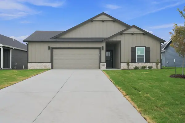 1562 N Emerald Valley Dr, Mulvane, KS 67110