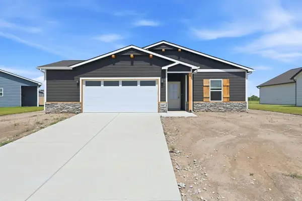 1607 N Emerald Dr, Mulvane, KS 67110