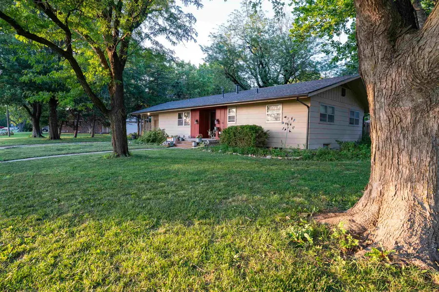320 S Erb St, Hesston, KS 67062 - #2