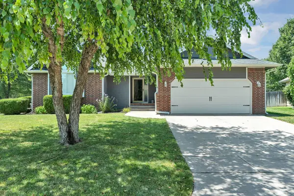 142 S Maple Dunes Ct, Wichita, KS 67235