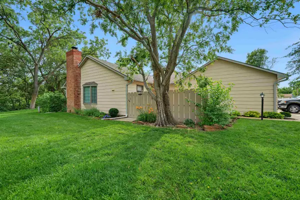 1360 Parkwood Dr, Salina, KS 67401