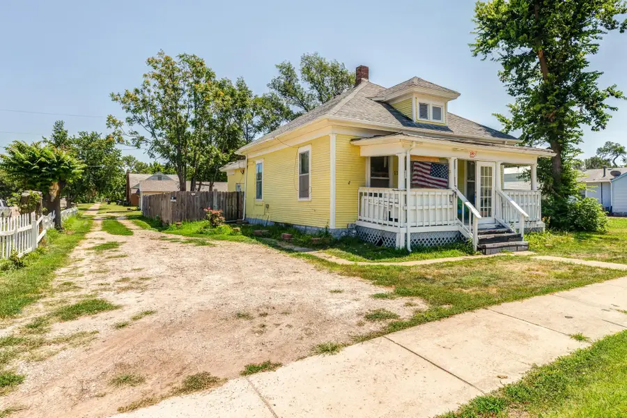 135 S Chicago St, Salina, KS 67401 - #2