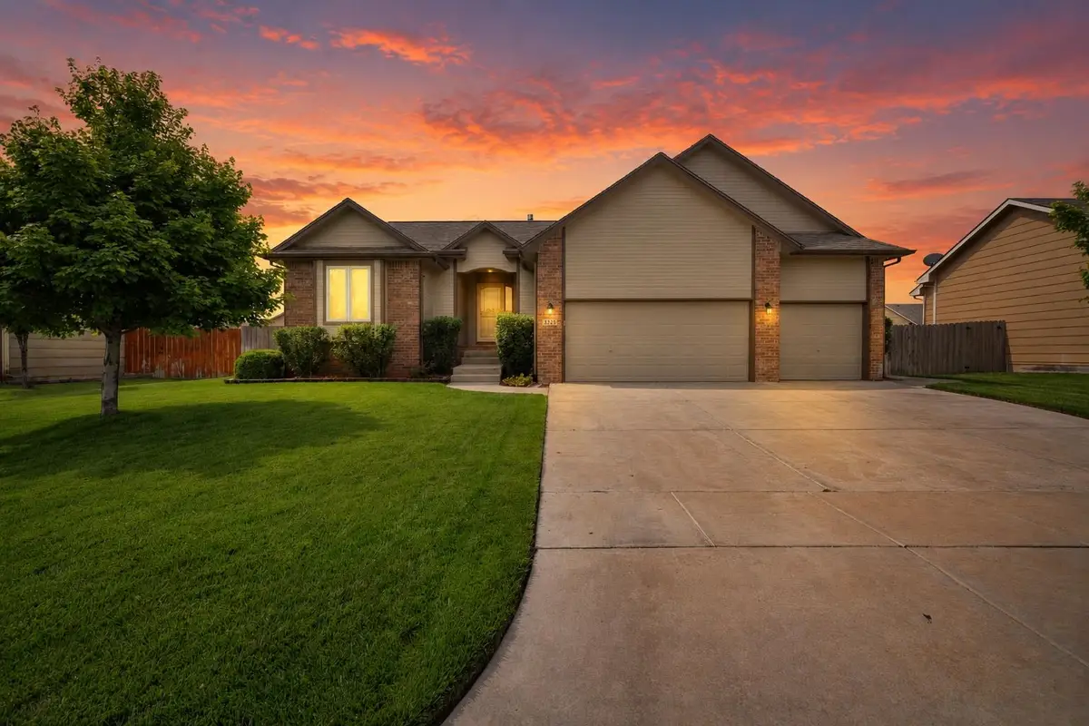 3225 S Bluelake Ct, Wichita, KS 67215-1022 - #1