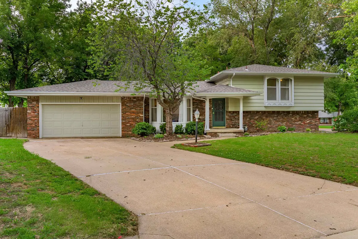 621 N Willow Dr, Derby, KS 67037-1949 - #1