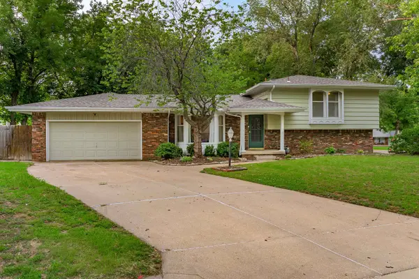 621 N Willow Dr, Derby, KS 67037-1949
