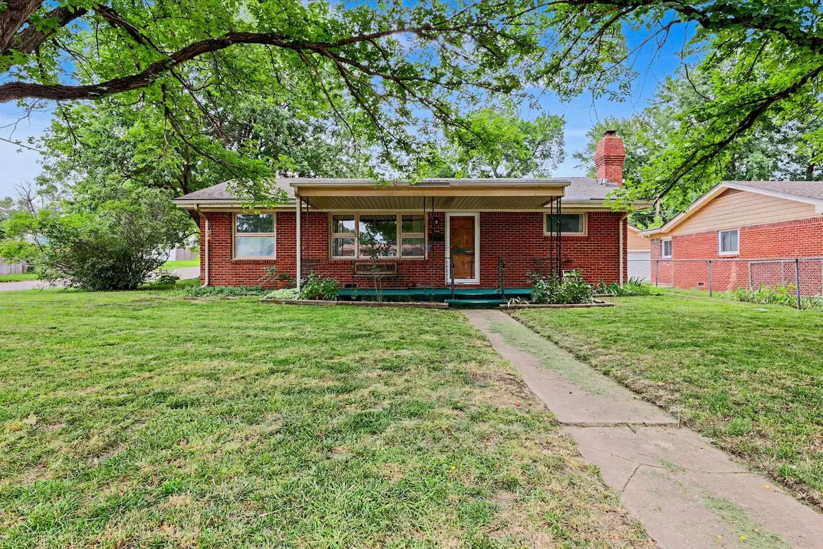 1156 N Lakeview Dr, Derby, KS 67037 - #1