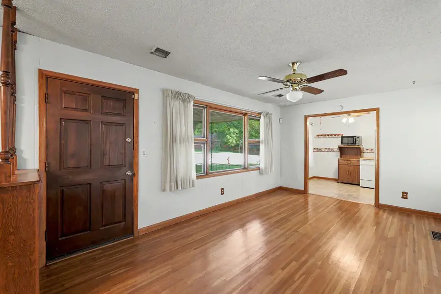 1156 N Lakeview Dr, Derby, KS 67037 - #2