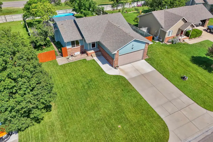 610 S Blue Stem Cir, Haysville, KS 67060 - #2
