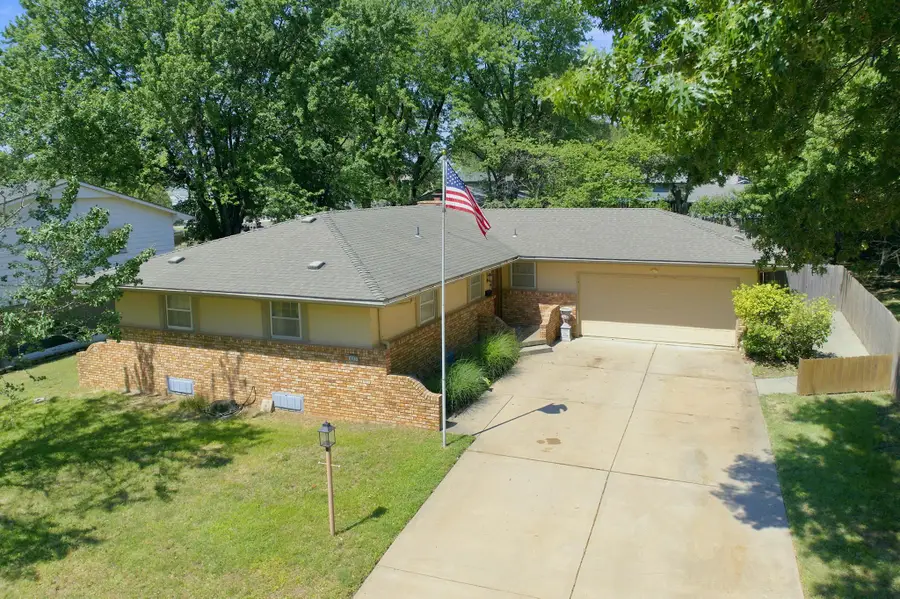 605 N Willow Dr, Derby, KS 67037 - #2