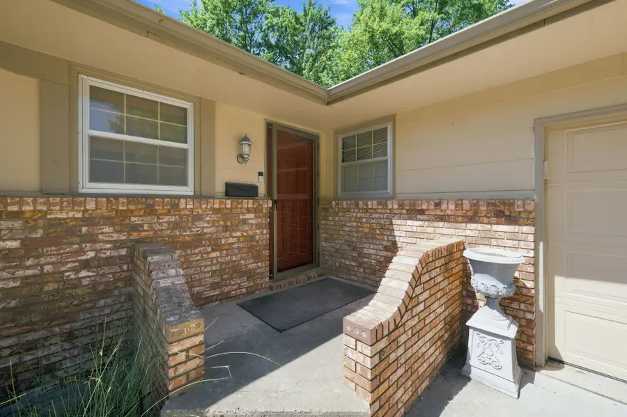 605 N Willow Dr, Derby, KS 67037 - #3