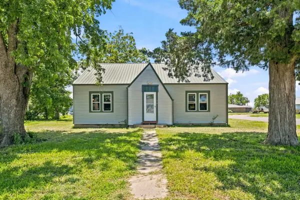 419 W Main St, Pretty Prairie, KS 67570