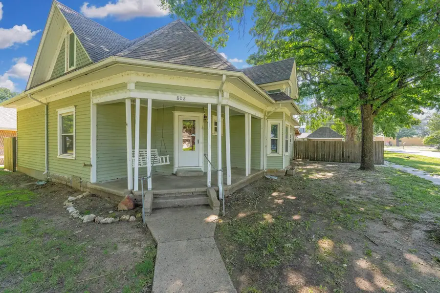 802 N Linden St, Belle Plaine, KS 67013 - #2