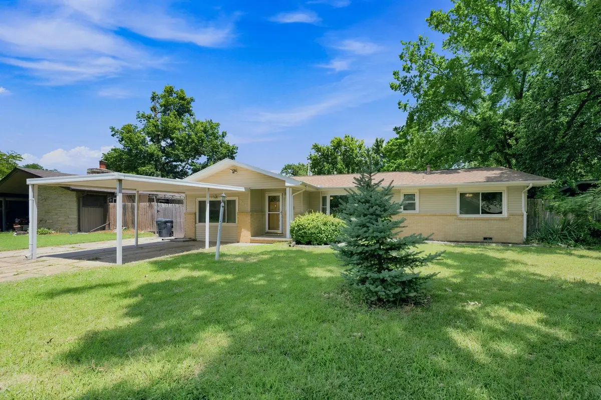 910 N Country Acres Ave, Wichita, KS 67212 - #1