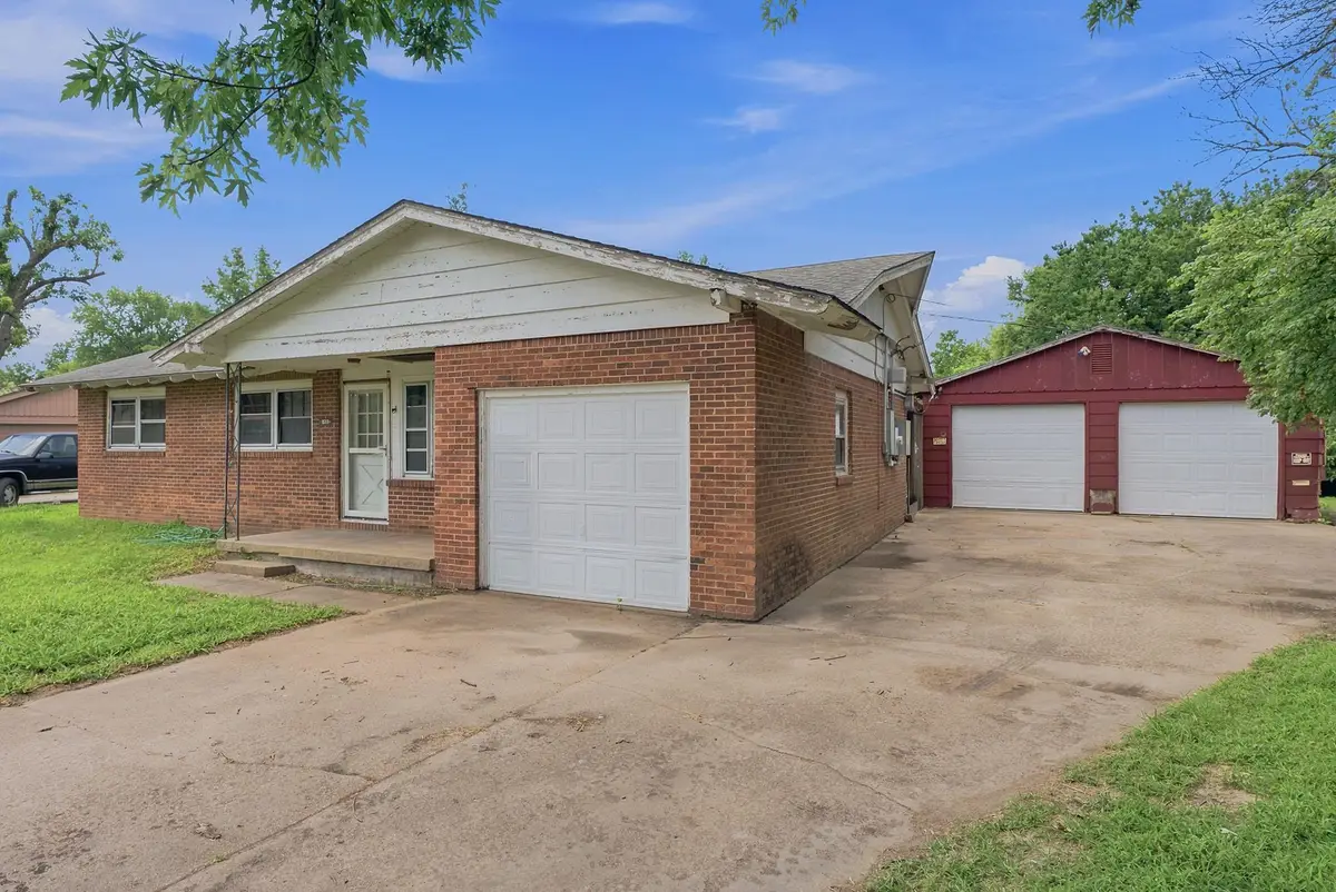 829 W Alexander Ct, Haysville, KS 67060-1000 - #1