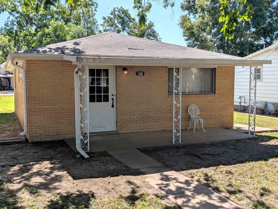 1206 N 8th St, Salina, KS 67401 - #2