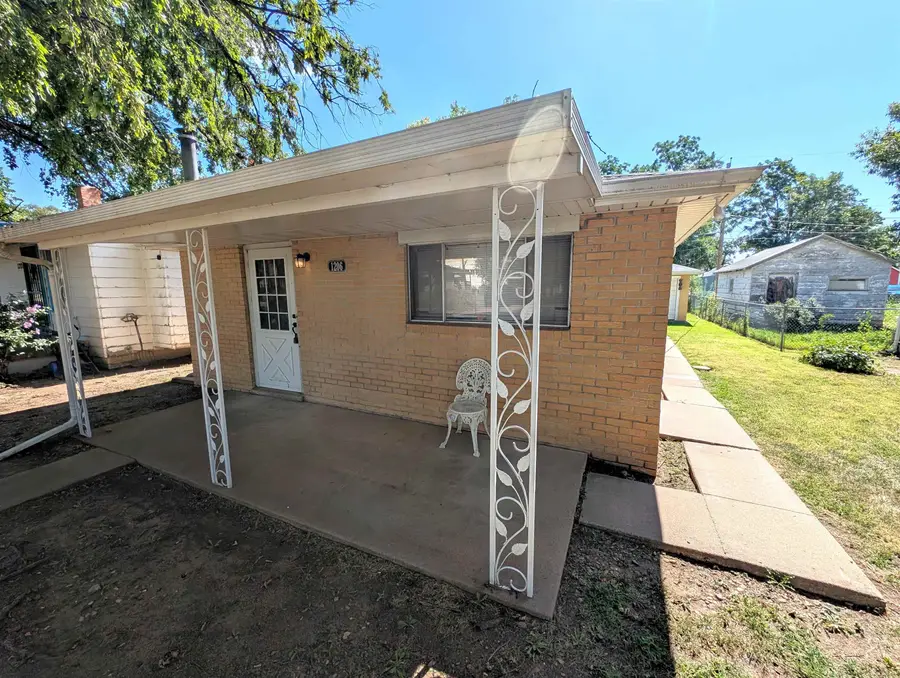 1206 N 8th St, Salina, KS 67401 - #3