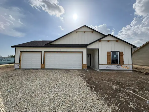 5651 Plumthicket St, Bel Aire, KS 67226