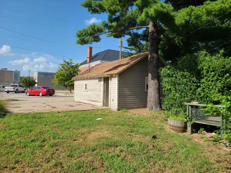 310 E 11th, Winfield, KS 67156 - #2
