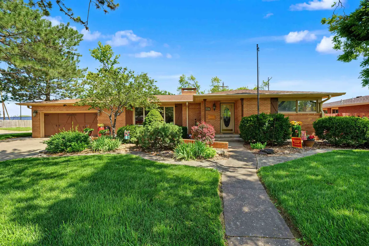901 Millwood Dr, Salina, KS 67401 - #1