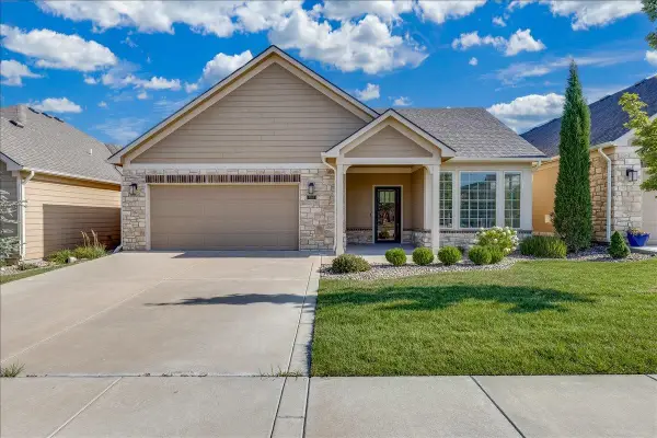 1004 E Cross Creek Pl, Derby, KS 67037
