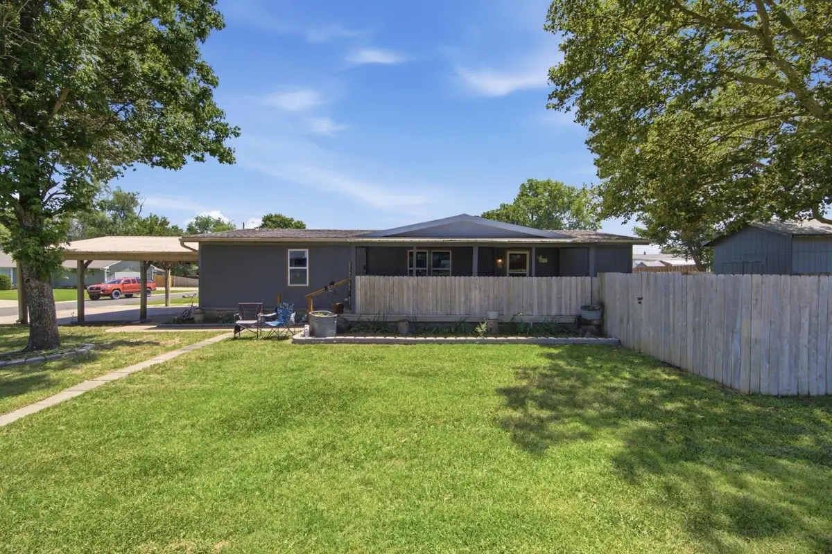911 E Kelly, Augusta, KS 67010 - #1