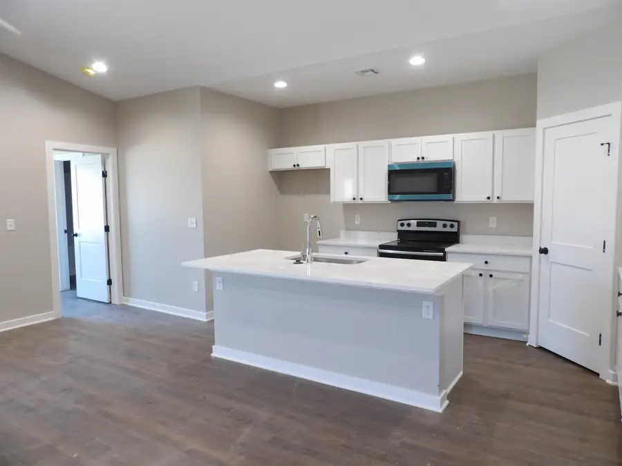 909-911 S Fox Ridge St, Newton, KS 67114 - #2