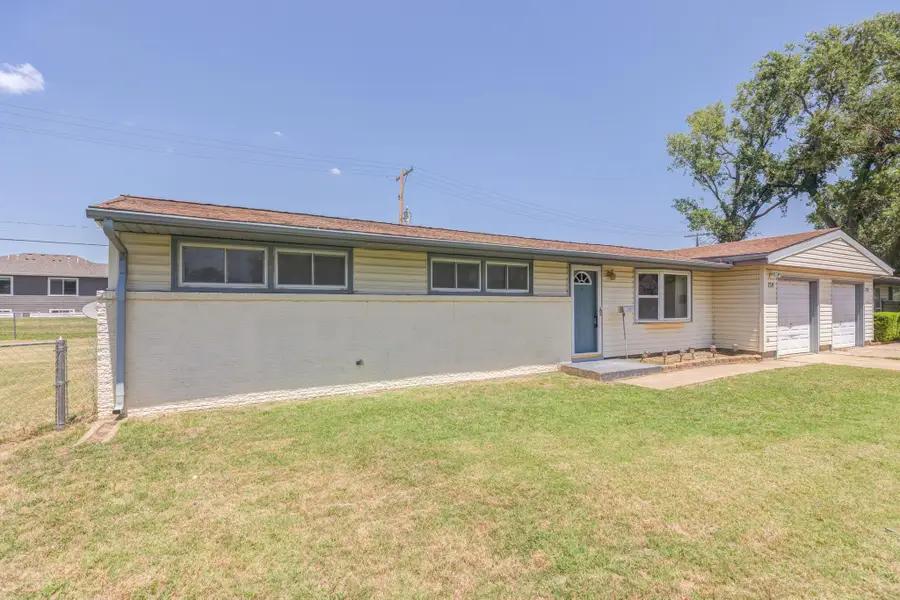 154 Hoover Ct, Salina, KS 67401 - #2