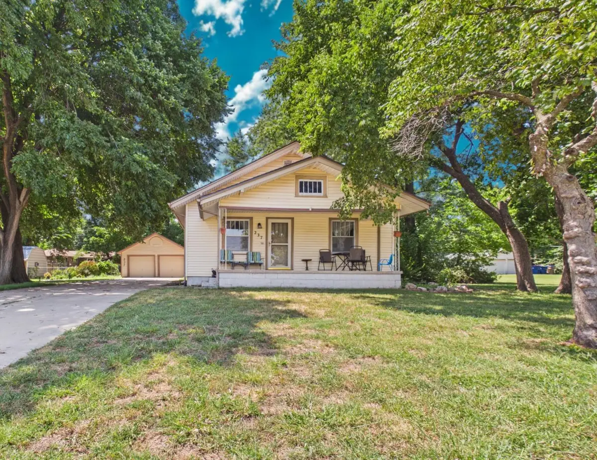 237 S 4th Ave, Clearwater, KS 67026 - #1