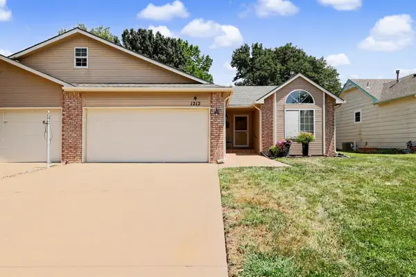 1212 N Sunset Dr, Derby, KS 67037
