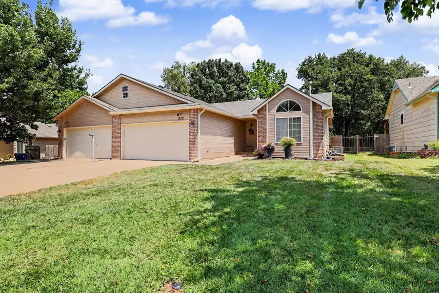 1212 N Sunset Dr, Derby, KS 67037 - #2